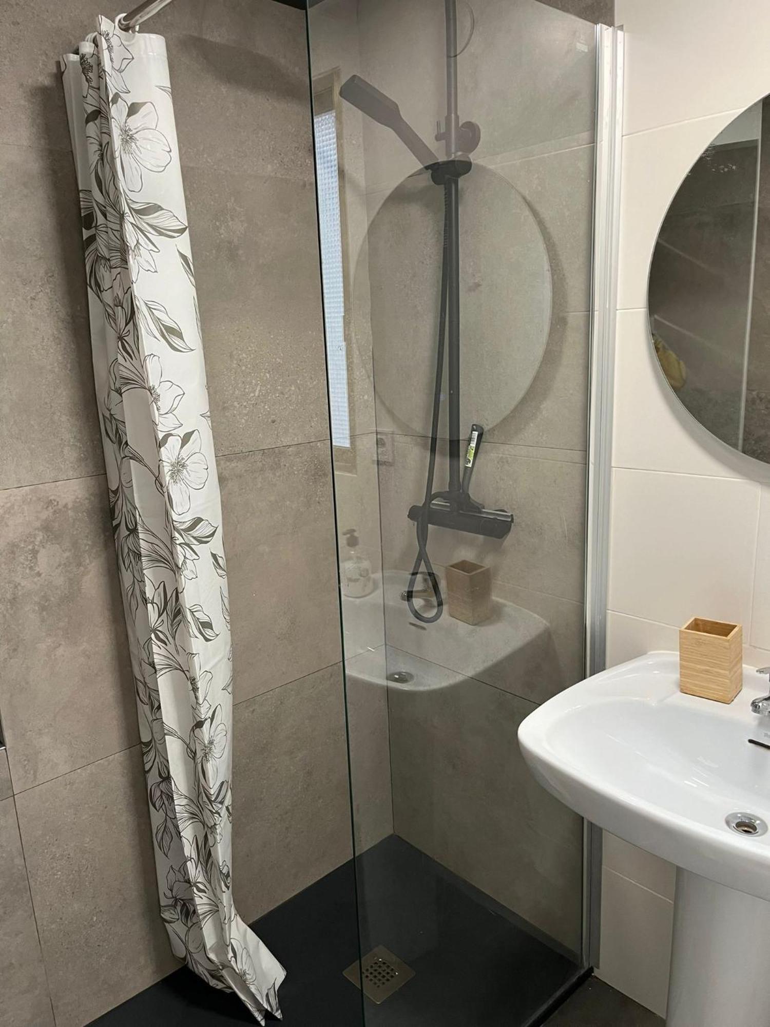 Centrally-Located, Spacious Flat At Historic Centre & Short Walk To Beach Alicante Dış mekan fotoğraf