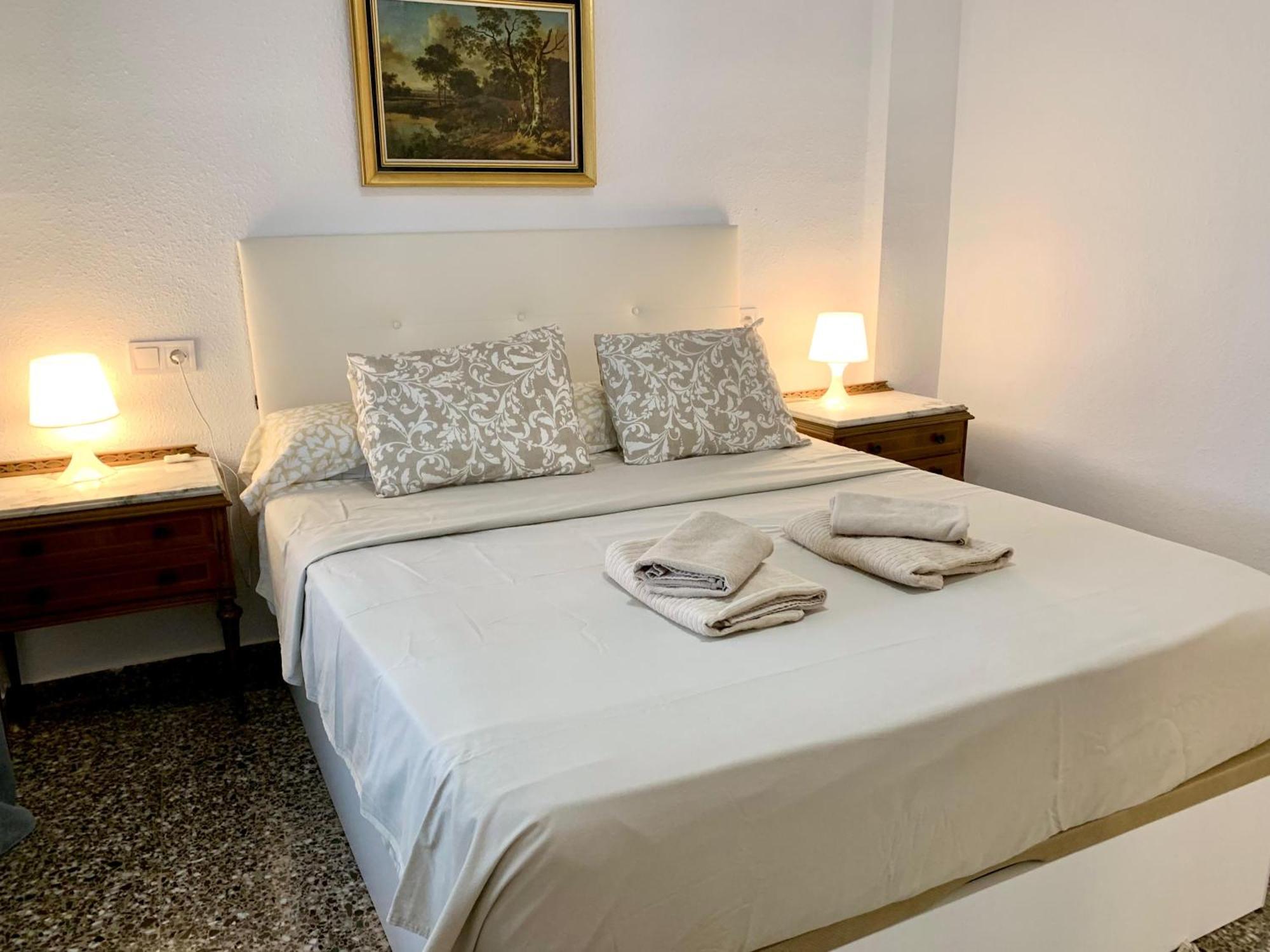 Centrally-Located, Spacious Flat At Historic Centre & Short Walk To Beach Alicante Dış mekan fotoğraf