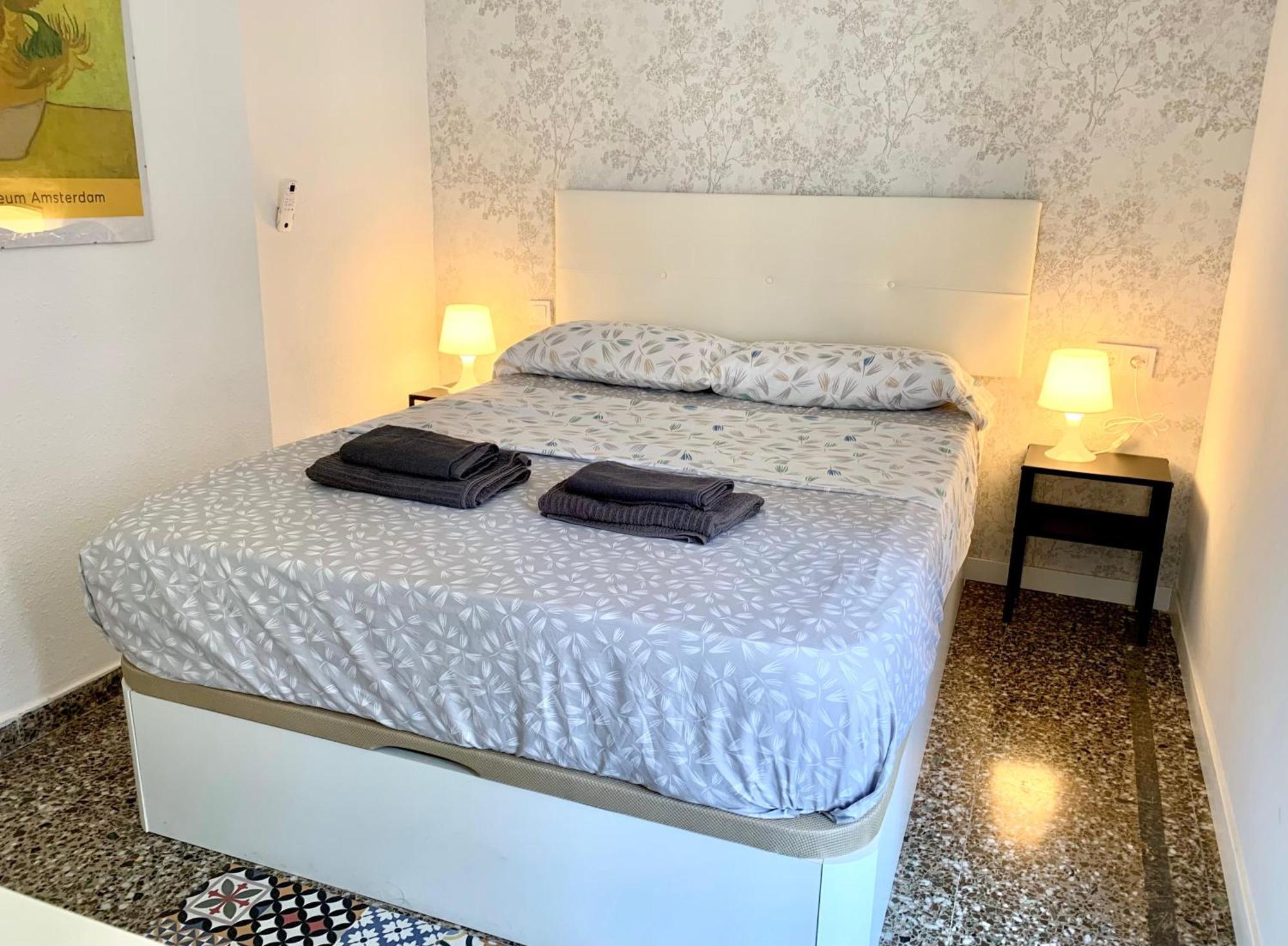 Centrally-Located, Spacious Flat At Historic Centre & Short Walk To Beach Alicante Dış mekan fotoğraf