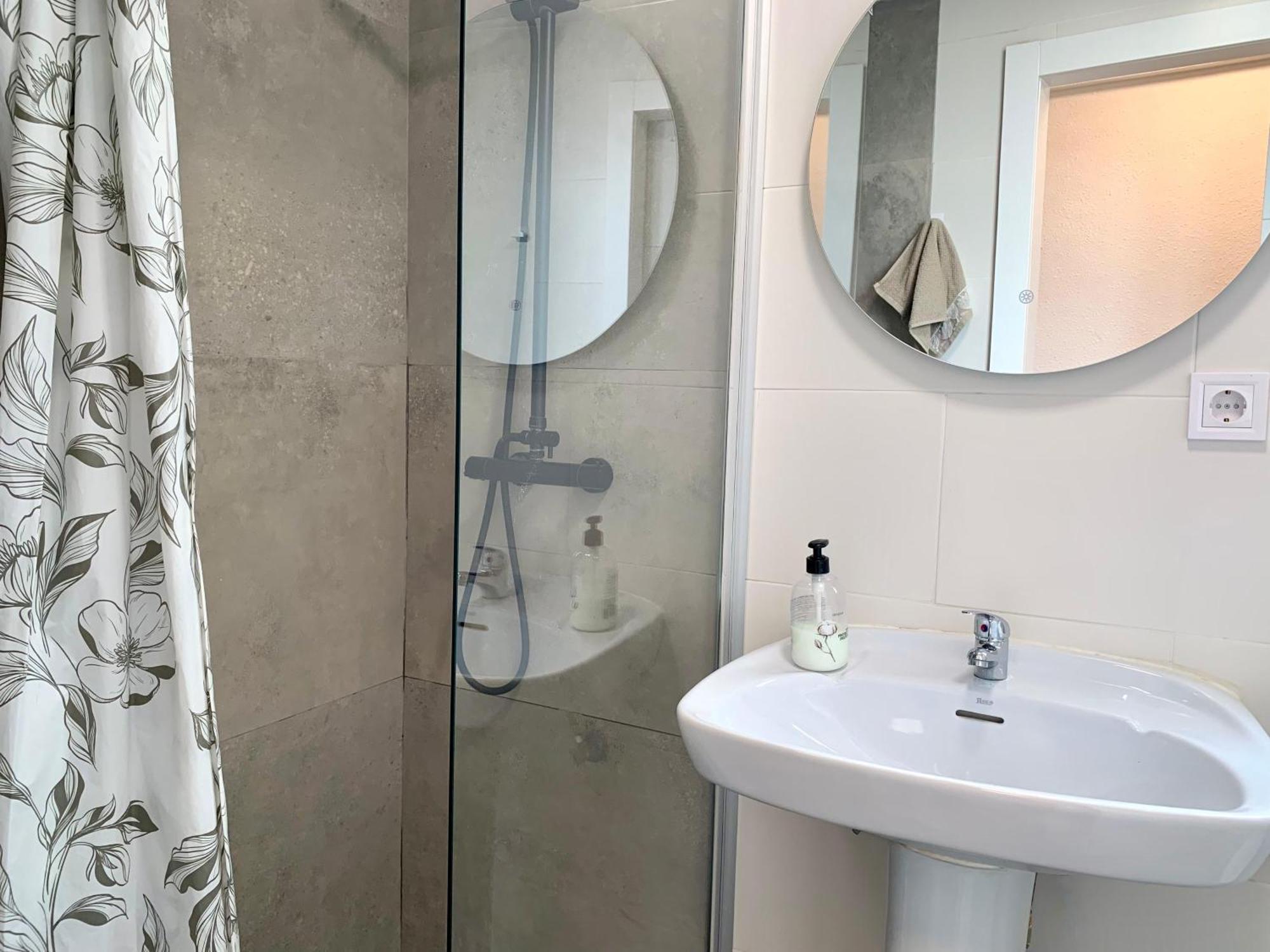 Centrally-Located, Spacious Flat At Historic Centre & Short Walk To Beach Alicante Dış mekan fotoğraf