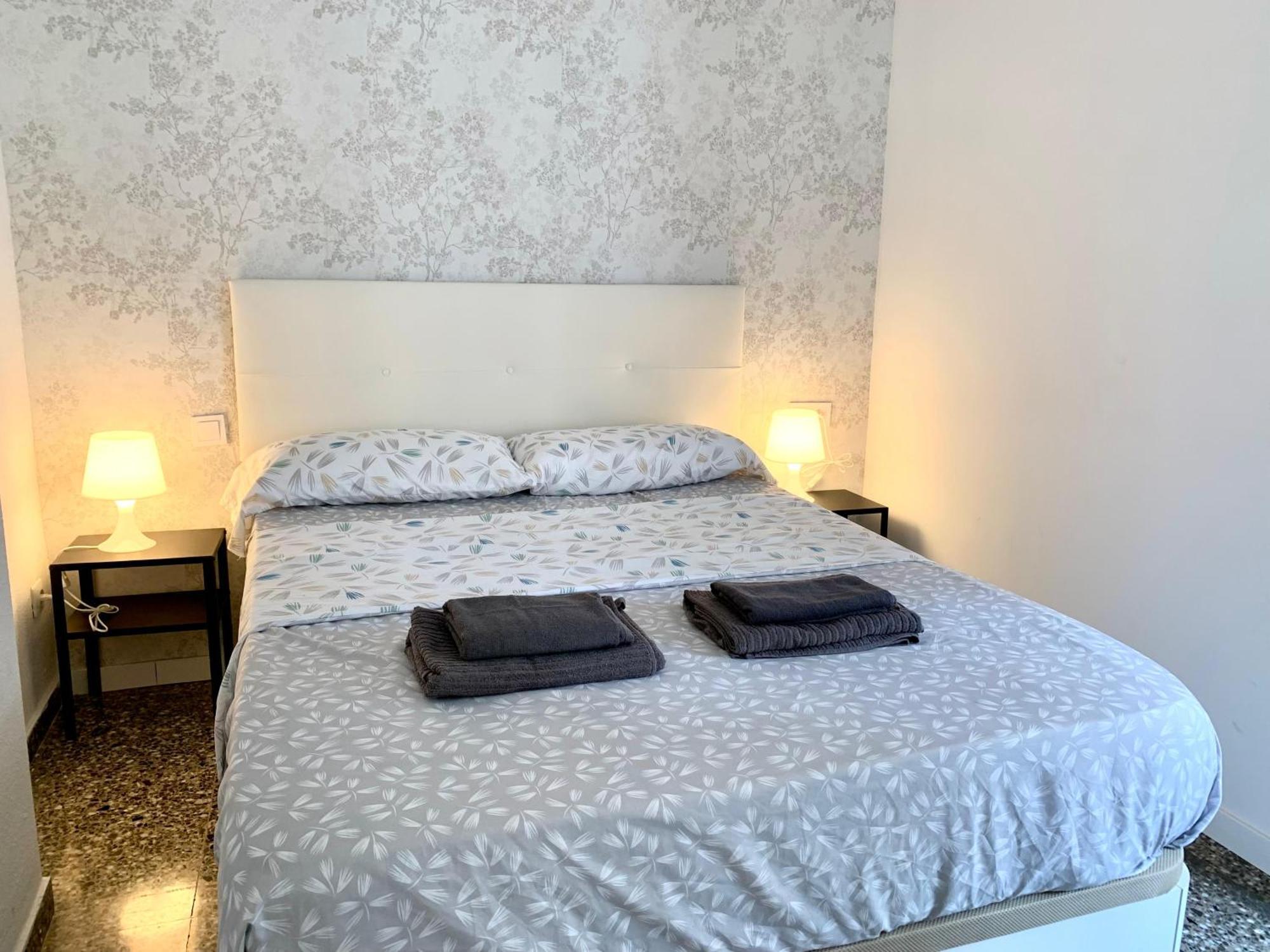 Centrally-Located, Spacious Flat At Historic Centre & Short Walk To Beach Alicante Dış mekan fotoğraf
